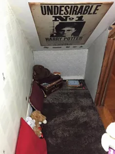 این کتابدار کمدی زیر پله های خود را تزئین کرد تا شبیه "هری پاتر" باشد