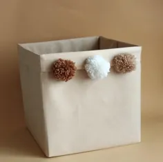 جعبه ذخیره سازی اسباب بازی پارچه ای با pompons.  سطل زباله Pompom Kallax.  سبد کالاک