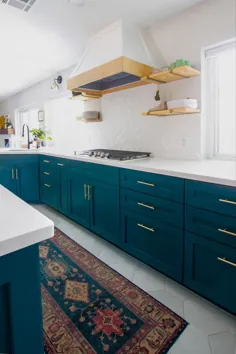 آشپزخانه مدرن با کابینت های چوبی