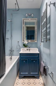 حمام کوچک در رنگ آبی روشن و سفید از خانه مسکو با غرور آبی تیره و طراحی فضا - دکوئیست