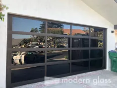 درهای گاراژ شیشه ای مدرن مسکونی و دیوارهای شیشه ای کشویی برای خانه های سفارشی در Scottsdale، AZ