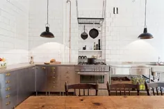 18 آشپزخانه صنعتی زرق و برق دار که عملکرد را در اولویت قرار می دهند و بسیار جالب هستند