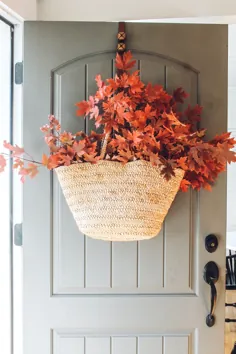 کیسه ای پر از برگ های پاییزی که در جلوی خانه ما آویزان است - خانه حصیری