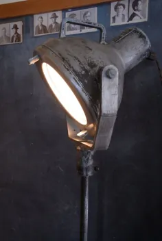چراغ نقطه ای طبقه صنعتی عتیقه رزرو شده برای بلیر |  اتسی
