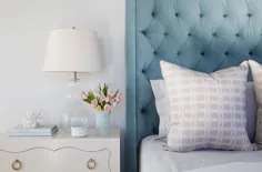 تخت مخملی آبی با کمد خواب خاکستری روشن - انتقالی - اتاق خواب
