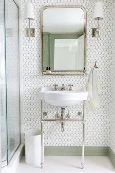 حمام سفید با تخته های سبز Sage - انتقالی - حمام