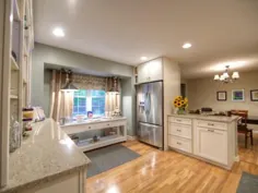 آشپزخانه انتقالی سفید با چوب سخت ساج