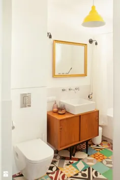 Szalone Retro - Mała biała łazienka w bloku bez okna، styl vintage - zdjęcie od Qbik Design