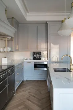 آشپزخانه خاکستری روشن با محدوده سیاه فرانسوی - انتقالی - آشپزخانه
