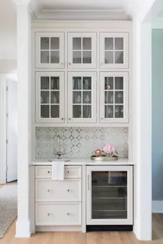 کابینت های بار مرطوب خاکستری روشن با کاشی های فلزی موزاییک Backsplash - انتقالی - آشپزخانه
