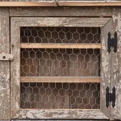 کابینت دیواری ذخیره سازی دیوار مرغ ساخته شده از چوب انبار ، قلع قدیمی و سیم مرغ