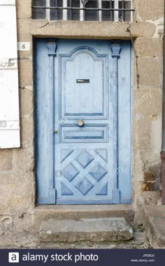 عکس - درب چوبی آبی کمرنگ کمرنگ در شهر تاریخی Dinan در Cotes D'Armor ، بریتنی ، فرانسه