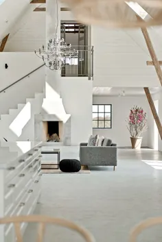 Cette maison loft à la décoration minimaliste is installée dans des granges anciennes - PLANETE DECO a home world