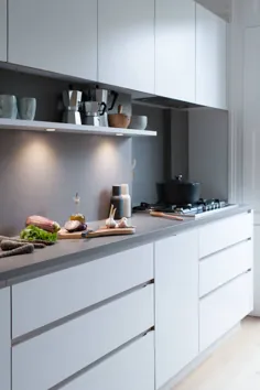 حداکثر فضای ذخیره سازی و فضای کار در یک آشپزخانه ساده و مدرن گالی