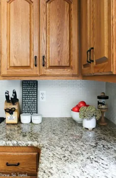 چگونه می توان کاشی آشپزخانه را به صورت عقب رنگ آمیزی و آشپزخانه خود را برای کمتر به روز کرد!  - متوسط ​​اما الهام گرفته