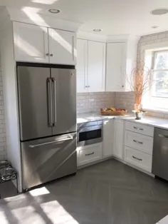 آشپزخانه خاکستری و سفید با کاشی مترو Backsplash در مشک