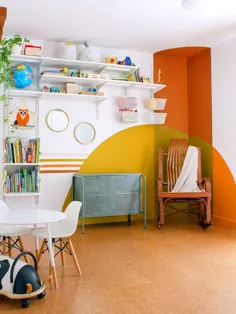 یک میز شناور و نقاشی دیواری دهه ‘۰ این فضا را به جالبترین کلاس درس خانگی در اطراف تبدیل کرده است