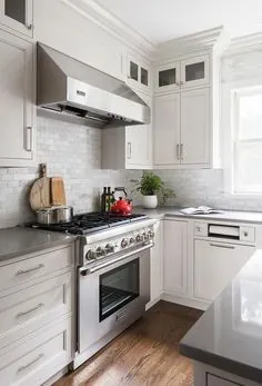 مینی کاشی های مرمر کلکته با کانتر کوارتز خاکستری روشن - انتقالی - آشپزخانه