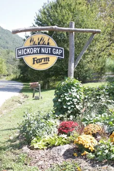 ورودی مزرعه Hickory Nut Gap برای پاییز لباس پوشیده است.  |  در مزرعه |  علائم مزرعه ، ورودی مزرعه ، دروازه مزرعه