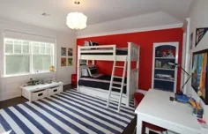 اتاق خواب پسرانه در رنگ های سفید ، قرمز و آبی با تخت های تختخواب سفری و نورپردازی دوست داشتنی - Decoist