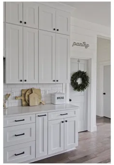 کابینت سفید آشپزخانه سخت افزار مشکی