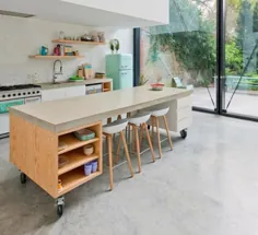 Kücheninsel و Retro Kühlschrank در Einem Stadthaus