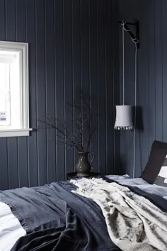 یک کلبه سیاه در ایسلند که با رنگ های خاکستری تیره تزئین شده است - THE NORDROOM