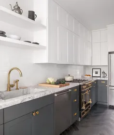 آشپزخانه سفید و خاکستری با برنج Harwdare - معاصر - آشپزخانه