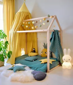 Kinderzimmer mit Hausbett im tropischen نگاه کنید