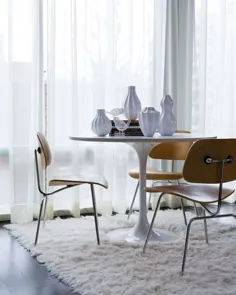 میز لاله های Saarinen و صندلی های Eames DCM