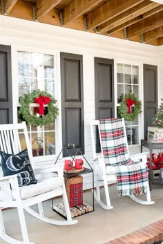 دکور کلاسیک ایوان قرمز و سبز برای کریسمس - صندلی های گهواره ای - روند تزئینات منزل - Homedit