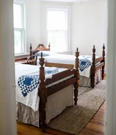 Lisa Farmhouse on Boone در اینستاگرام: "پروژه امروز ساختن دامن های تخت خواب ملافه برای تخت های عتیقه 10 دلاری من است.  هیچ چیز استانداردی در مورد تخت های قدیمی نیست ، بنابراین ما مجبور شدیم تا بداهه نوازی کنیم ... "