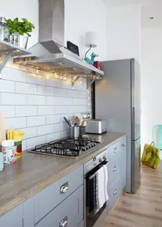 تغییر شکل آشپزخانه با کابینت های خاکستری ، کاشی های مترو و میز کار ورقه ورقه چوب کم رنگ