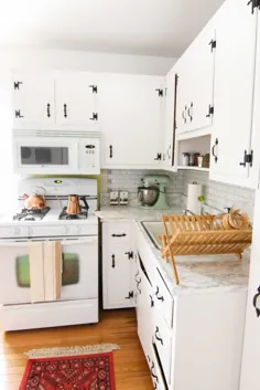 آشپزخانه قبل و بعد از آن: چگونه من کابینت های آشپزخانه خود را سفید رنگ کردم · جوانب مثبت + معایب Steffy