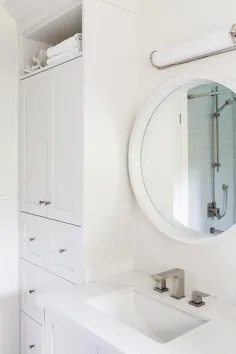آینه گرد مرمر سفید با دستمال توالت خاکستری کم رنگ - انتقالی - حمام