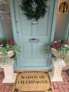 فارو و توپ درب جلو سبک کشور قرض گرفته شده است.  Maison De Champagne Doormat توسط Artsy Doormat