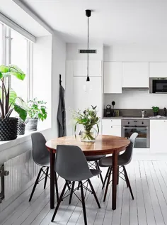 آشپزخانه سفید با یک میز ناهار خوری گرد - طراحی COCO LAPINE
