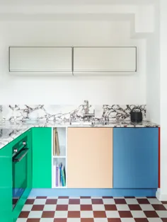 یک آشپزخانه کوچک در برلین که از مخلوط کردن الگوها و رنگ ها خجالتی ندارد