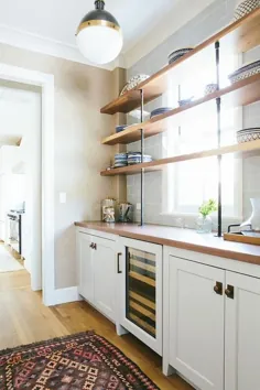 شربت خانه باتلر با قفسه های چوبی و لوله ای جلوی پنجره - انتقالی - آشپزخانه