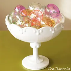 زیور آلات تخم مرغ عید پاک که در یک کاسه شیشه شیر نشان داده شده است