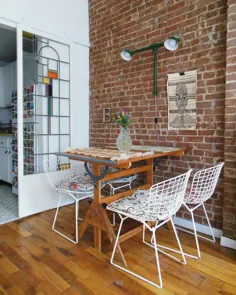 یک آپارتمان 600 فوت مربعی در نیویورک در دهه 1900 دارای یک دیوار آجری نمایان و باشکوه است