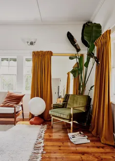 اتاق نشیمن: داخل خانه ای به سبک دهه 70 میلادی در ملبورن که با وسایل پرنعمت پر شده است