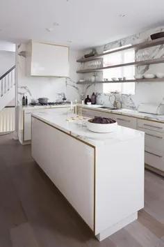کابینت های آشپزخانه سفید و طلایی با قفسه های شناور خاکستری جلوی پنجره ها - معاصر - آشپزخانه