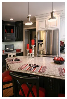 آشپزخانه سیاه و سفید با لهجه های قرمز