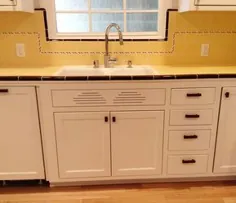 بازسازی آشپزخانه کارولین زرق و برق دار دهه 1940 با کاشی زرد با تزئینات مارون -