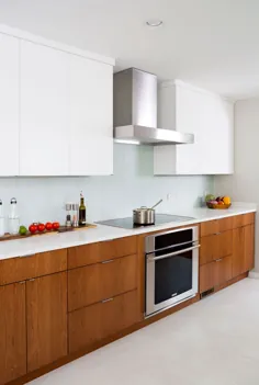 آشپزخانه معاصر چوب سفید و گیلاس - کابینت های کریستال