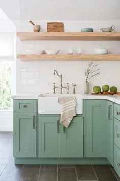 کابینت های شیکر سبز با قفسه های شناور چوبی بور - انتقالی - آشپزخانه