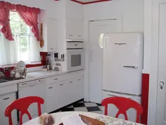 دیوید یک آشپزخانه پرنعمت قرمز و سفید آفتابی برای خانه استعماری هلند خود در سال 1930 ایجاد می کند -