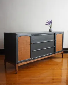 SOLDGred and Wood Mid Century Modern Credenza توسط |  اتسی