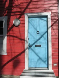 درب آبی ، خانه قرمز